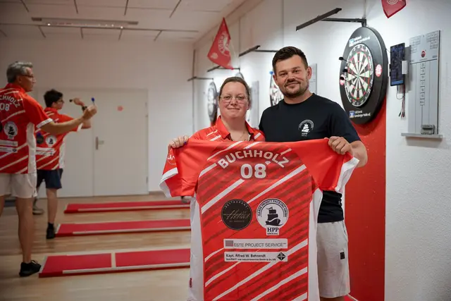 Bei der Trikotübergabe: Elaine Beyer und Eugen Schmauz von der Hanse Project Packing GmbH | Foto: Florian Draig