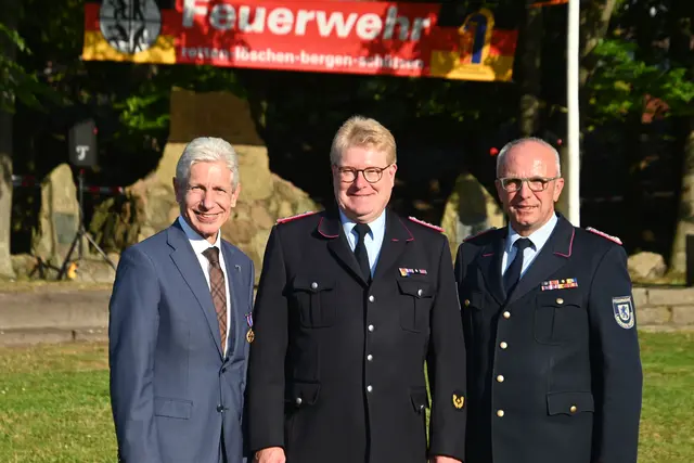 Glückwunsch zur Wahl: Jörn Petersen (Mi.), neuer Vorsitzender des Kreisfeuerwehrverbandes, mit Vorgänger Volker Bellmann (re.) und Landrat Rainer Rempe | Foto: Mathias Wille