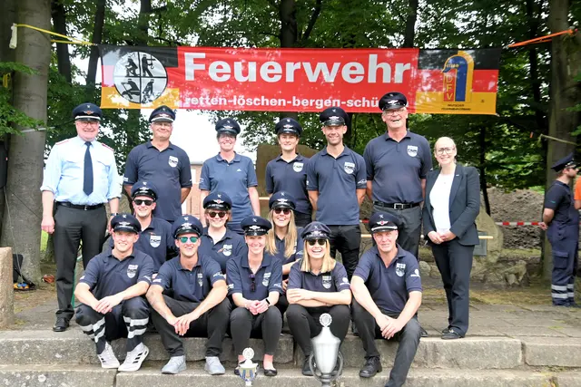 Gratulation für die Sieger: die Laßrönner Feuerwehrgruppe mit Kreisbrandmeister Jörn Petersen (hi. li.) sowie der Landtagsabgeordneten und Tostedter Bürgermeisterin Nadja Weippert (Grüne) | Foto: Mathias Wille