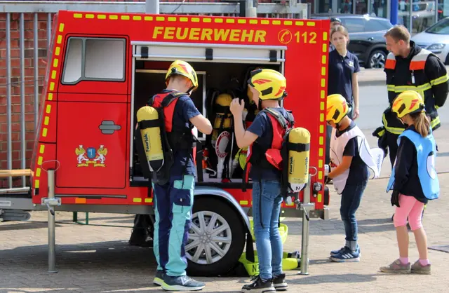  Bei einer Vorführung stellte die Kinderfeuerwehr ihr Können unter Beweis | Foto: Stefan Braun / Feuerwehr Stade