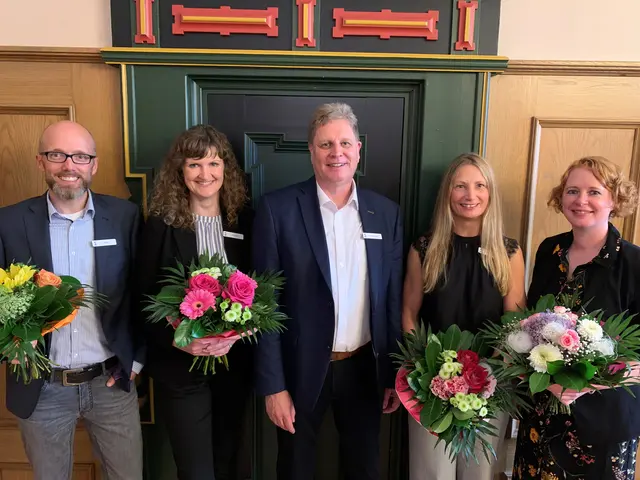 Stadtrat Carsten Brokelmann (Mitte) mit Tjorven Plate, Annika Bröcker, Melanie Tiedemann und Nicole Schwämlein (v.l.n.r.)  | Foto:  Hansestadt Stade