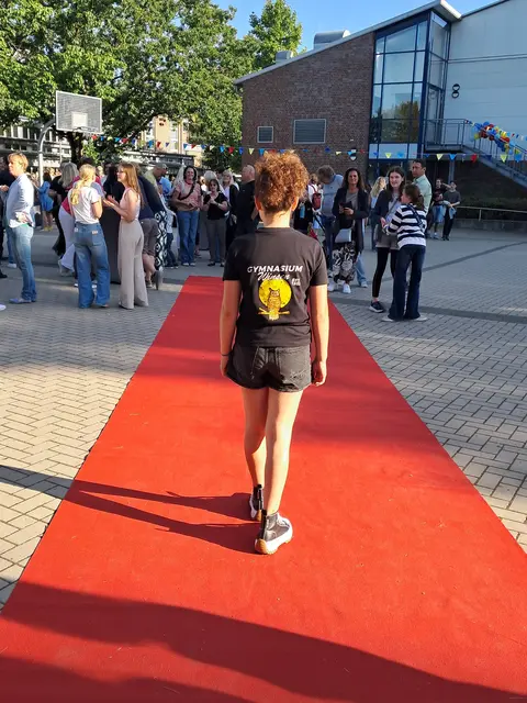 Auf dem roten Teppich wurde die Schulkleidung vorgestellt | Foto: Anika Werner