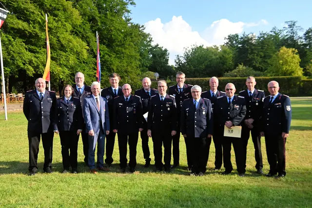 Freude über die Ehrungen (v. li.): Henning Schmedecke-Vick, Tanja Herbstreit, Sven Wolkau, Landrat Rainer Rempe, Jörg Buchholz, Jörg Miscek, Dirk Jäger, Torsten Lorenzen, Olaf Bruhn, Michael Gaede, Jonny Anders, Rolf Meyer, Markus Rosenbrock und Volker Bellmann | Foto: Mathias Wille