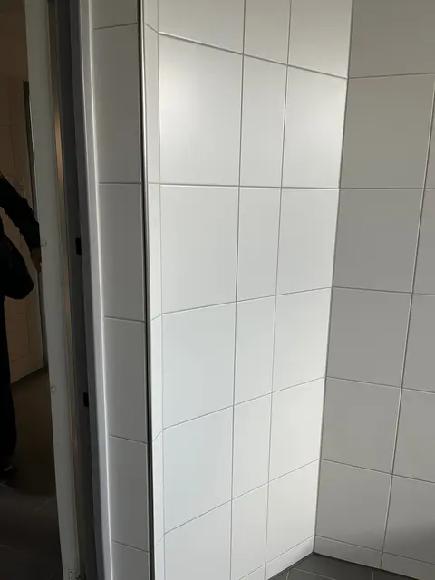 Runde Ecke an den Türen verhindern, dass sich Inhaftierte hinter der Tür verstecken und Beamte attackieren können | Foto: sra