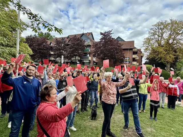 Seevetals Bürger und Politiker protestieren gegen die Pläne der Deutschen Bahn in Meckelfeld. Auch Seevetals Bürgermeisterin Emily Weede (Mi.) spricht sich entschieden gegen die Pläne aus | Foto: Gemeinde Seevetal