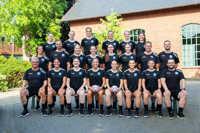 Die Bundesligamannschaft mit Trainern, Mannschaftsarzt und Physiotherapeuten | Foto: Janice Bücker