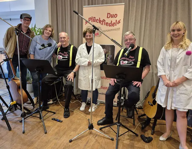 Die Theaterspieler vom "Ebendörper Immenschworm" und das „Plückfiedel“-Duo begeisterten das Publikum (v. li.): Thomas Gutsche, Monika Kuschel, Günther Denner, Jasmin Wölper, Uli Wellmann und Marie-Christin Jagau-Lütker | Foto: Astrid Sitarz