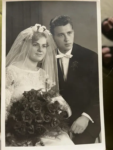Wie ein Schauspielerpaar – die junge Barbara mit ihrem Helmut am Hochzeitstag am 9. September 1960 | Foto: Bretschneider/sra