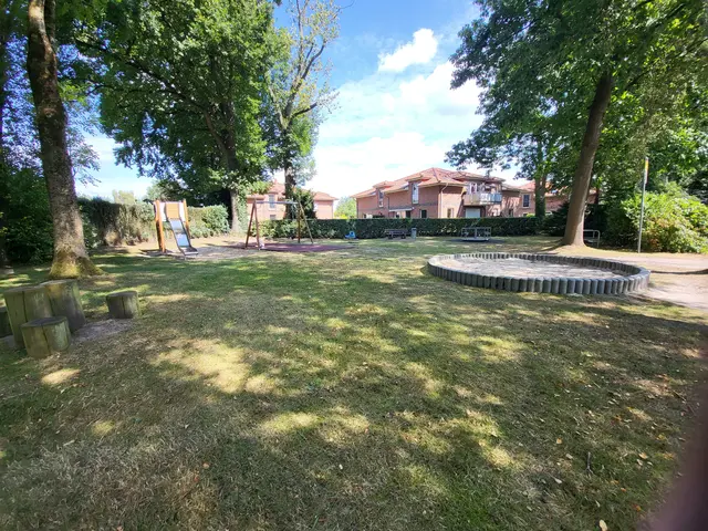 Ein idyllischer Spielplatz im Grünen am Tostedter Reelitzsteg. Auch einladend für abendliche Treffen von Jugendlichen | Foto: sh