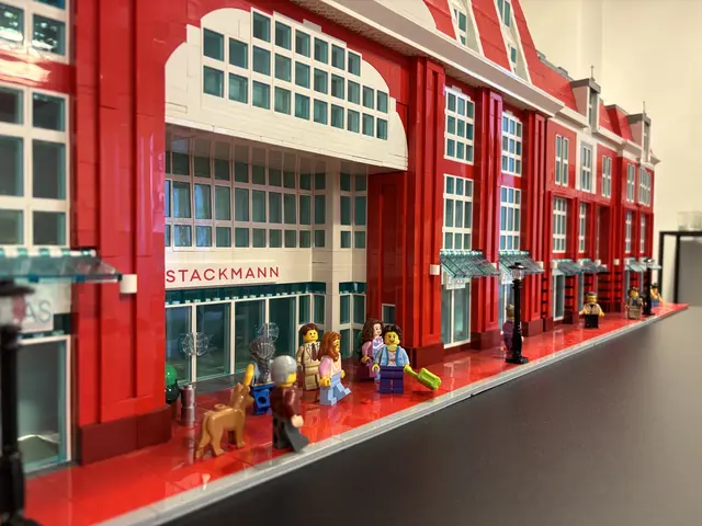 Detailgetreu und gut besucht ist die Fußgängerzone vor LEGO-Stackmann | Foto: pau