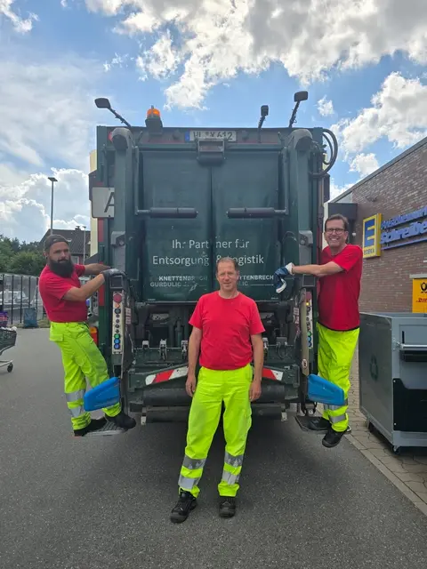 CDU-Ratsherr Bernhard Unger (re.) machte sich als Lader-Lehrling bei einer Tour mit Presswagenfahrer Sven Rademacher (mi.) und Lader Rene Fiedler (li.) ein Bild von der Müllabfuhr | Foto: Unger