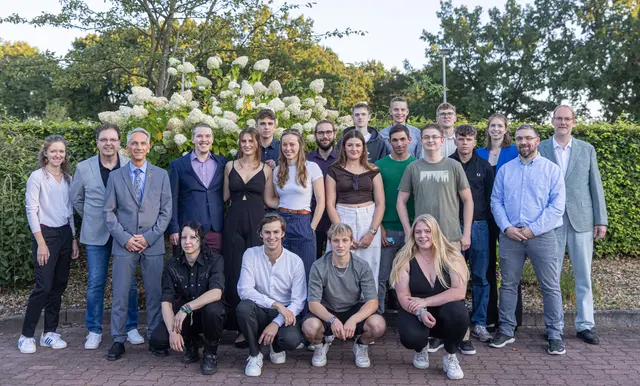 Die jungen Tischler-Gesellen und -Gesellinen freuen sich zusammen mit dem Prüfungsausschuss. | Foto: ks