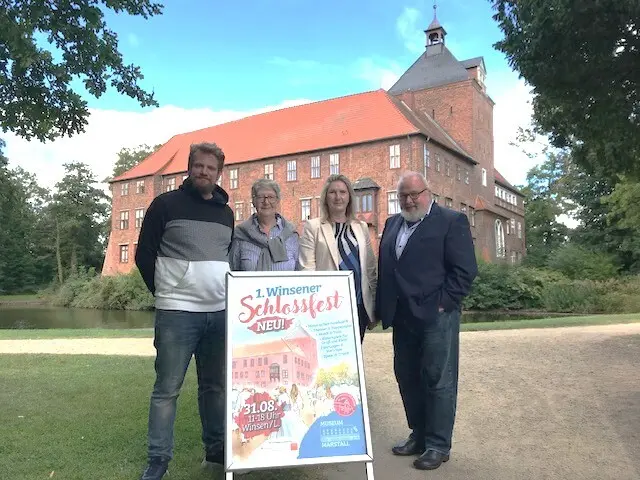 Tammo Hinrichs (v. li.), Heimat- und Museumsverein, Hauptverantwortlicher für die Organisator des Schlossfestes; Giesela Wiese, Stiftungsratsvorsitzende der Sozial- und Kulturstiftung Giesela und Rolf Wiese (GiRoWi-Stiftung); Silke Heitmann, Regionalleiterin Elbdeich der Sparkasse Harburg-Buxtehude; Prof. Dr. Rolf Wiese, Vereinsvorsitzender Heimat- und Museumsverein Winsen (Luhe) und Umgebung freuen sich, dass die Veranstaltung so gut ankam
 | Foto: Museum im Marstall
