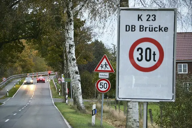 Die Bahnbrücke im Zuge der Kreisstraße 23 (Baurat-Wiese-Straße) in Königsmoor ist seit Oktober 2021 nur einseitig und mit Fahrzeugen bis maximal 30 Tonnen befahrbar | Foto: bim