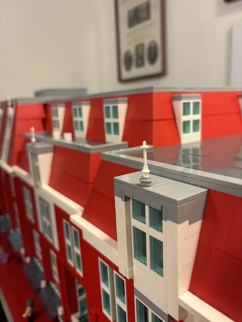 Kreativ: Ragosch hat für die Zierstäbe über den Fenstern kleine LEGO-Skistöcke umfunktioniert | Foto: pau