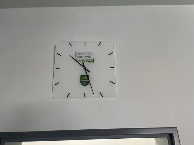 Ein Geschenk mit Augenzwinkern: Zur Einweihung erhielt die Polizei von der Feuerwehr eine Uhr | Foto: sra