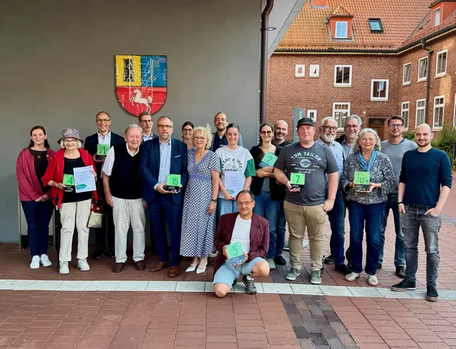 Kreisbaurätin Madeleine Pönitz (li.) mit den ausgezeichneten Gebäudeeigentümerinnen und -eigentümern  | Foto: Landkreis Stade / Florian Obst