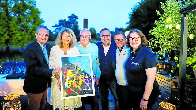 Freude bei der Versteigerung (v. li.): Stephan Schrader (WOCHENBLATT-Geschäftsführer), Bea Reszat (Singer/Songwriterin), Dieter Hoth, Jan Bauer (Landtagsabgeordneter), Oliver Bohn (Geschäftsführer Kuhn+Witte) und Kerstin Witte (Kühn+Witte) | Foto: Kuhn+Witte