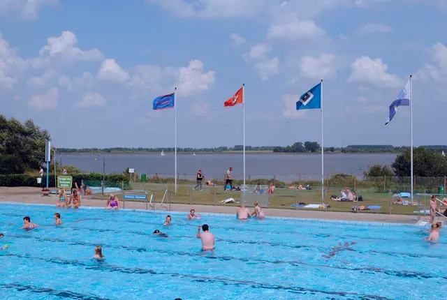 Die Badesaison im Freibad Lühe ist verlängert worden | Foto: lt