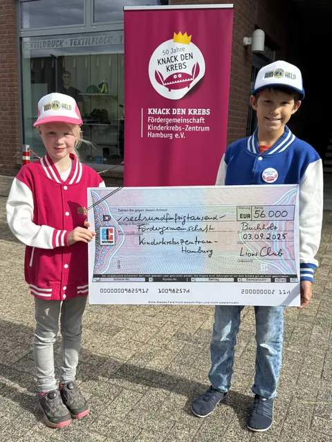 Helpster-Queen Lonne Müller und Helpster-King Nicolas Eilken (beide aus Buchholz) mit dem Spendenscheck in Höhe von 56.000 Euro! | Foto: Lions Club Buchholz-Nordheide