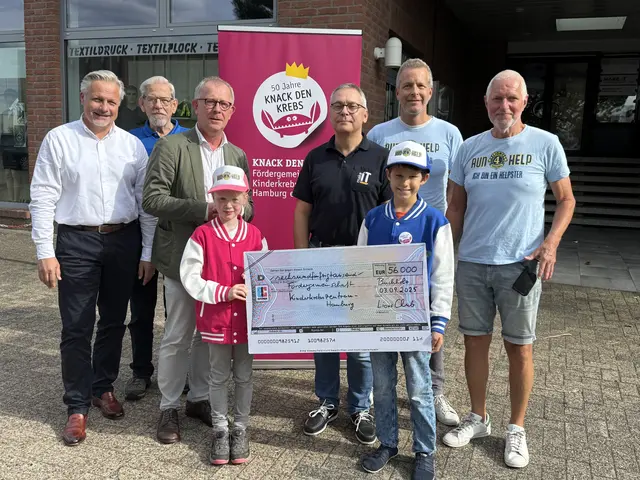 Große Spendenübergabe: v.li-: Lions-Präsident Lars Hagemeier, Volker Greite, Dr. Klaus Bublitz (Fördergemeinschaft), Andrè Meyer (Make IT), Christoph Reise und Friedrich Harre.
Vorne: Helpster-Queen Lonne Müller und  Helpster-King Nicolas Eilken  | Foto: Lions Club Buchholz-Nordheide