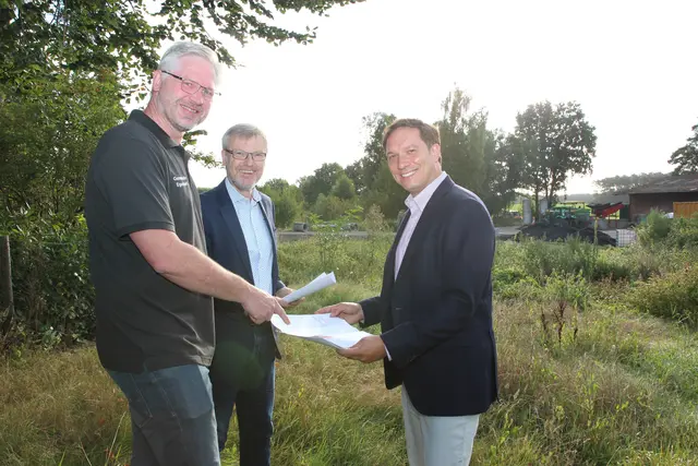 Egestorfs Bürgermeister Christian Sauer (v. li.), Samtgemeinde-Bürgermeister Olaf Muus und KWG-Geschäftsführer Daniel Robionek freuen sich, dass auf dem Gelände am Spechtweg neuer preisgünstiger Wohnraum entstehen kann | Foto: Landkreis Harburg