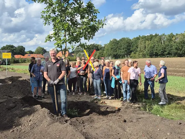 Bürgermeister Christian Sauer pflanzte in Evendorf eine „Widerstandseiche“ gegen die von der Deutschen Bahn geplante Neubautrasse | Foto: Astrid Sitarz