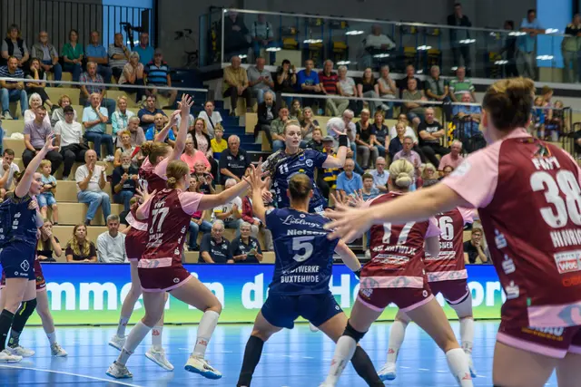 ERfolgreiches Testspiel in der neuen Halle Nord: Isabelle Dölle beim Wurf | Foto: Jürgen Wittholt