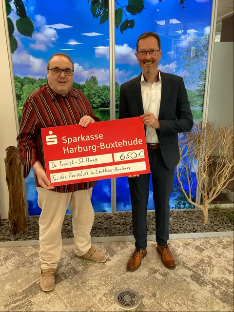Michael Frühauf (li.) von der Dr. Frölich-Stiftung ist glücklich über die Spende der Sparkasse Harburg-Buxtehude, überreicht durch Torsten Worbs (re.)  | Foto: Sparkasse Harburg-Buxtehude