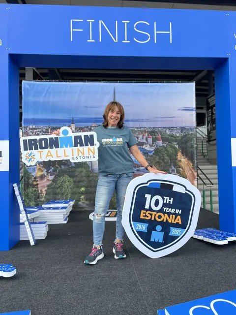 Carmen Rehkopf ist glücklich: Sie hat nicht nur in ihrer Altersklasse den Ironman gewonnen, sondern auch das Ticket für Hawaii gelöst | Foto: Rehkopf