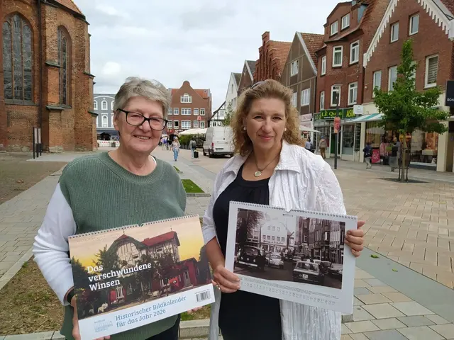 Kaufm. Geschäftsführerin Giesela Wiese (li.) und Museumsleiterin Ilona Johannsen präsentieren den neuen Winsen-Kalender 2026 – Altes Bild vor neuer Kulisse | Foto: Museum im Marstall