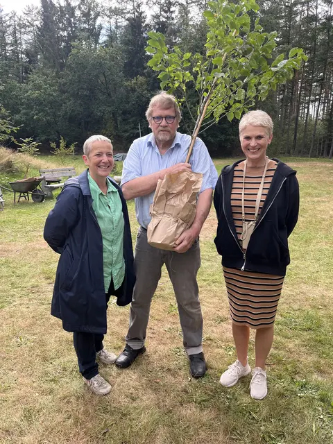 Ehrung mit grünem Präsent: die Ortsverbands-Sprecherinnen Judith von Witzleben-Sadowsky (li.) und Angela Sanchez gratulieren Joachim Bartels

 | Foto: Grünen-OV Salzhausen-Hanstedt