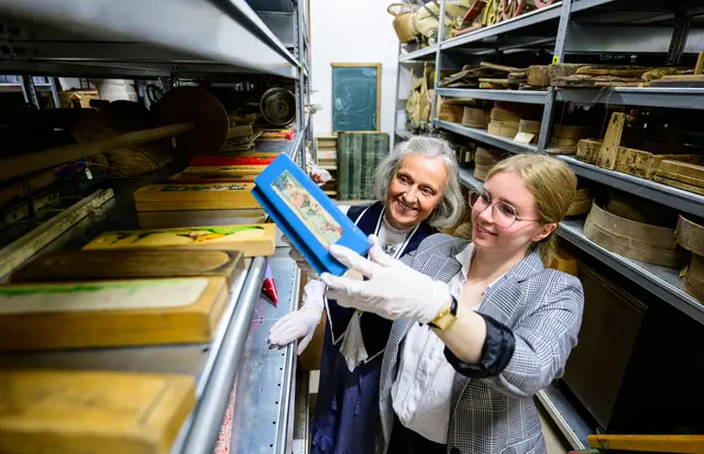 Im Magazin des Freilichtmuseums am Kiekeberg besprechen die Sammlerin Christine Strüfing und Kuratorin Lea Finzel, welche Gegenstände einen Platz in der Ausstellung „Von Federkiel und Rechenschieber – Entwicklung des ländlichen Schulwesens“ vom 8.11.2025 bis 17.8.2026 finden. | Foto: FLMK