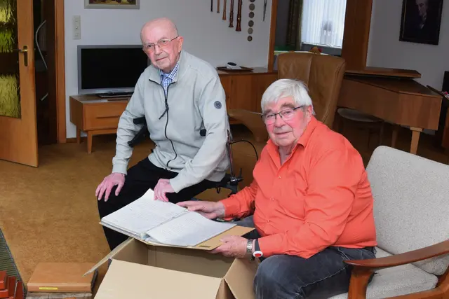 Sammler Hinrich Gerken (li.) und Günter Kachmann vom Samtgemeindearchiv bei der Übergabe der Friedrich-Huth-Sammlung | Foto: Helga Schärffer