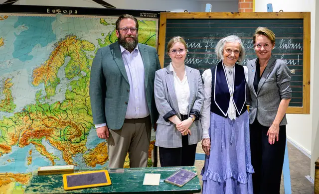 In einem Vorgespräch berichten Museumsdirektor Stefan Zimmermann, Kuratorin Lea Finzel, Sammlerin Christine Strüfing und kaufmännische Geschäftsführerin Carina Meyer am Kiekeberg über die geplante Ausstellung „Von Federkiel und Rechenschieber – Entwicklung des ländlichen Schulwesens“ vom 8.11.2025 bis 17.8.2026. | Foto: FLMK