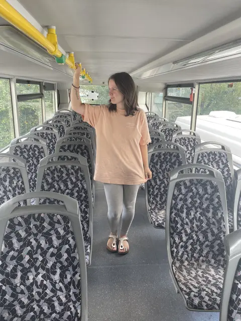 Flo Eckhoff in ihrem zukünftigen Zuhause - statt der Bussitze sollen hier 8 Schlafplätze und ein Wohnraum entstehen | Foto: Eckhoff
