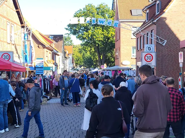 Im Himmelsweg war ab dem späten Vormittag kaum noch ein Durchkommen | Foto: sh