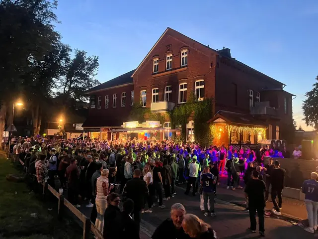Die Party vor dem Tostedter Dieckhof nach dem Flohmarkt dauerte bis in die Nacht | Foto: Jan Rokitta