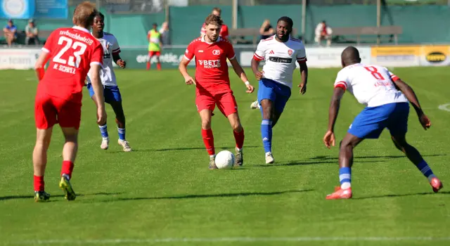 In dieser Szene kann sich der Buchholzer Samed Skrijelj (Mitte) mit dem Ball gegen zwei Gegenspieler von Nikola Tesla durchsetzen | Foto: cc