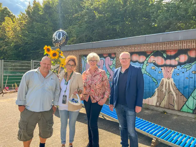 Auf dem Jubiläum (v.li.): Markus Heinrich (Leitung Abt. Jugend), Indra Hanschke-Starke (Leitung AKI), Seevetals Bürgermeisterin Emily Weede, Mike Wille (Allgemeiner Verwaltungsvertreter der Bürgermeisterin und Leitung Hauptamt) | Foto: Gemeinde Seevetal