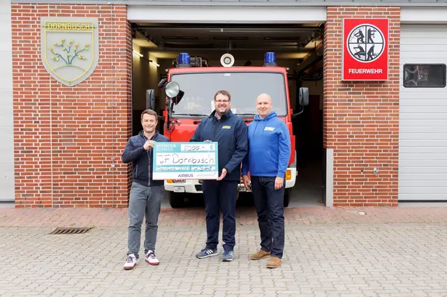 Übergabe: Roland Giebner (Vertreter Airbus), Hauke Leidecker (Stellv. Ortsbrandmeister) sowie Lasse Mottlau (Vorsitzender des Fördervereins der Feuerwehr Dornbusch e.V.) | Foto: ig