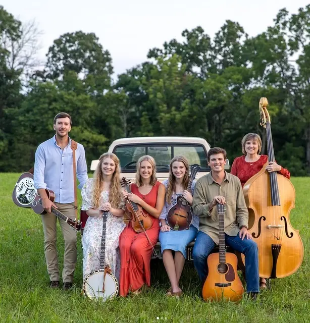 Die vier Geschwister Katie, Ellen, Matt und Julianne Petersen mit ihrer Mutter Karen und Musiker Emmett Franz | Foto: The Petersens