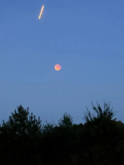Blutmond mit Sternschnuppe - mehr auf einem Bild geht kaum | Foto: Elli Langheinrich (12 Jahre)