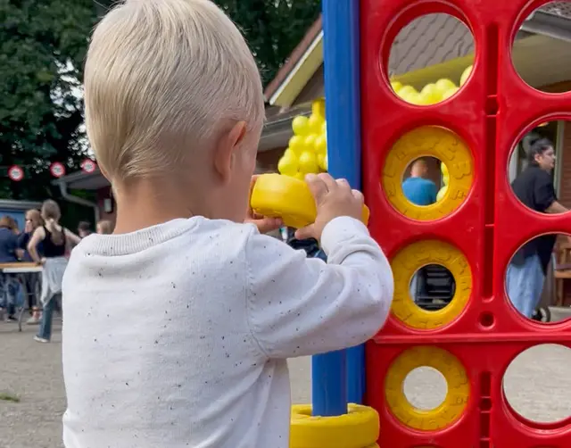 Ein Kind spielt auf der Jubiläumsfeier  | Foto: Gemeinde Seevetal