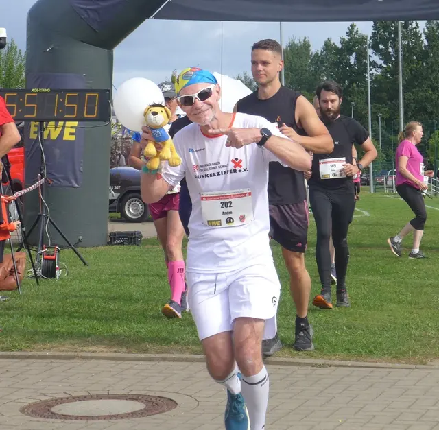 André Schmidt läuft 52 Kilometer und macht dabei auf die Arbeit von DUNKELZIFFER e. V. aufmerksam | Foto: U. Vergin