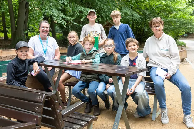 Freuen sich auf die gemeinsamen Erlebnisse im Wildpark-Club: Lernbegleiterin Katja Krause (hi. li.) und Wildpark-Mitarbeiterin Stefanie Eilers (re.) mit den Schülern der IGS-Hanstedt | Foto: Wildpark / Thomas Ix