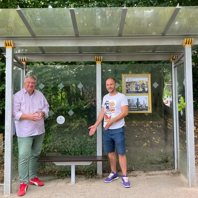 Steinbecks Ortsbürgermeister Ralf Becker (li.) und Tobias Münnich, Vertreter des Jahrgangs 1985 an einer der vier neuen Wartebänke | Foto: Becker