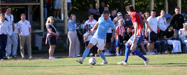 Cedric Krebs (re.), der spätere Torschütze zum 2:0 für den FC Rosengarten versucht dem Nenndorfer Justin Oldenburg abzunehmen | Foto: cc