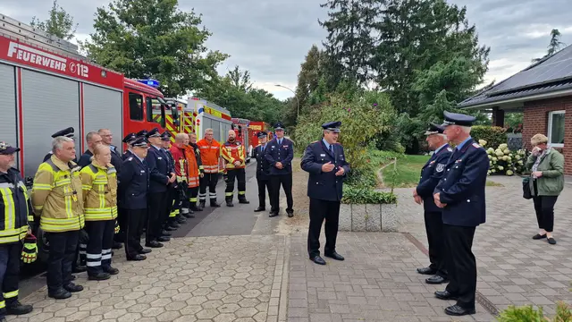 Zu ihrer Verabschiedung wurden Jonny Anders und Volker Bellmann (v. re.) durch die Kreisbereitschaft der Feuerwehr an Bellmanns Wohnort in Maschen abgeholt | Foto: Mathias Wille