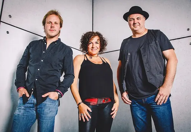 SimpleLive Light, mit Julian Feierfeil (li., Gesang und Gitarre),
Katja Wiegand (Gesang) und Mario Meinel (Gitarre)  | Foto: SimpleLive Light